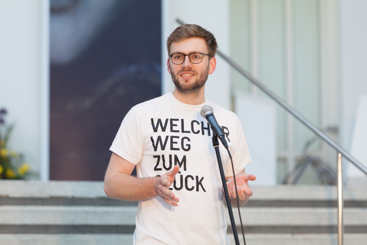 Konstantin Krüger begrüßt die Besucher